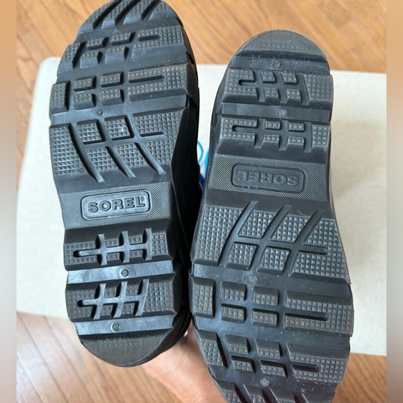 Kid’s SOREL snow boot with pull out lining! Like new condition, size youth 4. - Picture 6 of 7